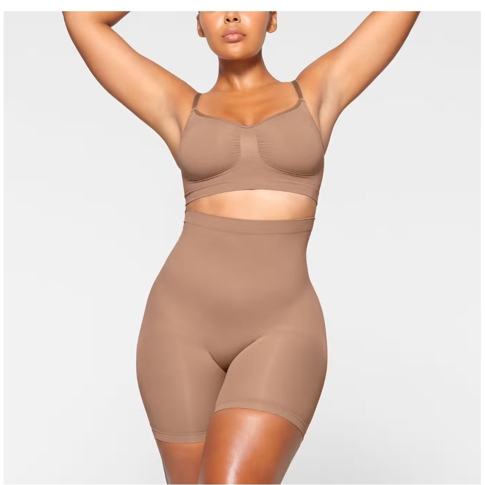 NWT SKIMS 🤎🤎 MID THIGH SHORT CLAY SIZE S/M, L/XL, 3X